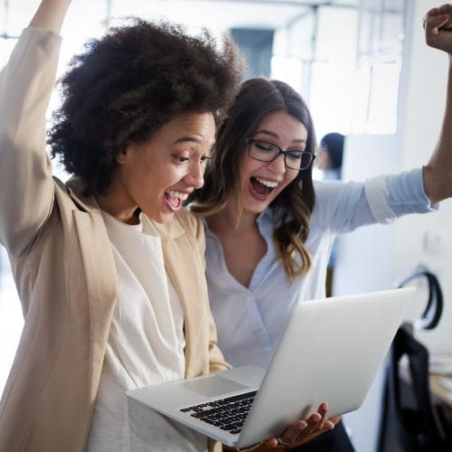 Alumnas celebrando lo que aprendieron en nuestros cursos online