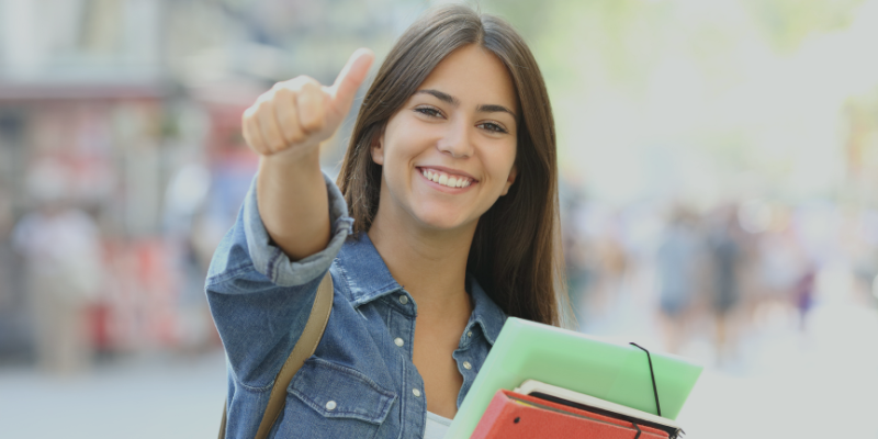 Mujer feliz acaba de comprar una sesión de Registros Akáshicos con Miryam
