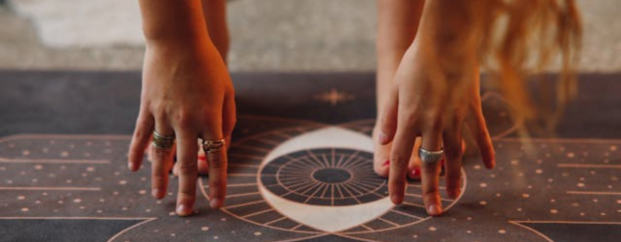 Mujer trabajando su primer chakra