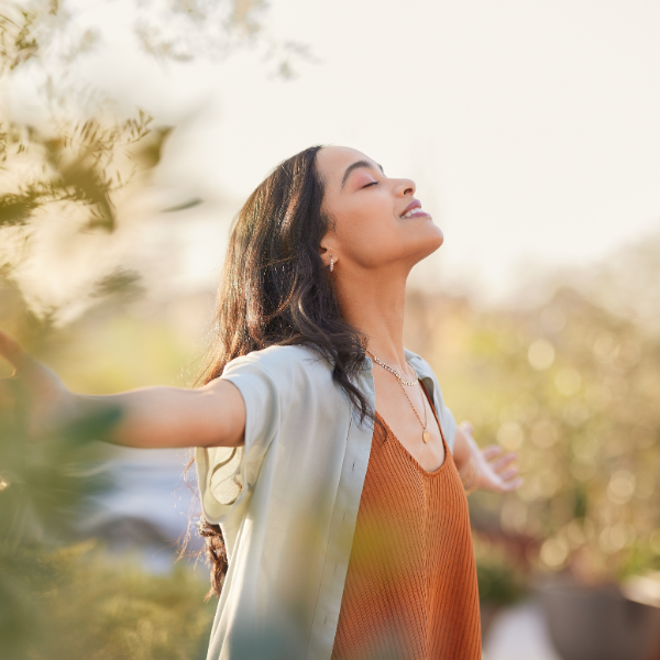 Guest experiencing joyful emotional release during a<br />
group energy healing event in Phoenix